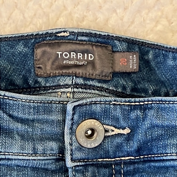 Torrid Womens High Rise Classic Denim Distressed Shorts Size 20 - Picture 4 of 9